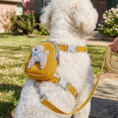 Harnais pour petit chien jaune avec chien brodé sur harnais qui fait office de   sac