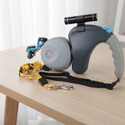 Laisse double pour Chien avec sa torche sur dessus de poignet sur table